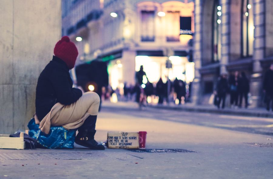 Mensch bettelt auf Straße / Unsplash Mensch bettelt auf Straße