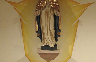 Statue der Mutter Gottes über dem Altartisch