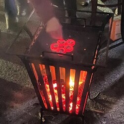 Weihrauchkörner werden auf die Kohle gelegt